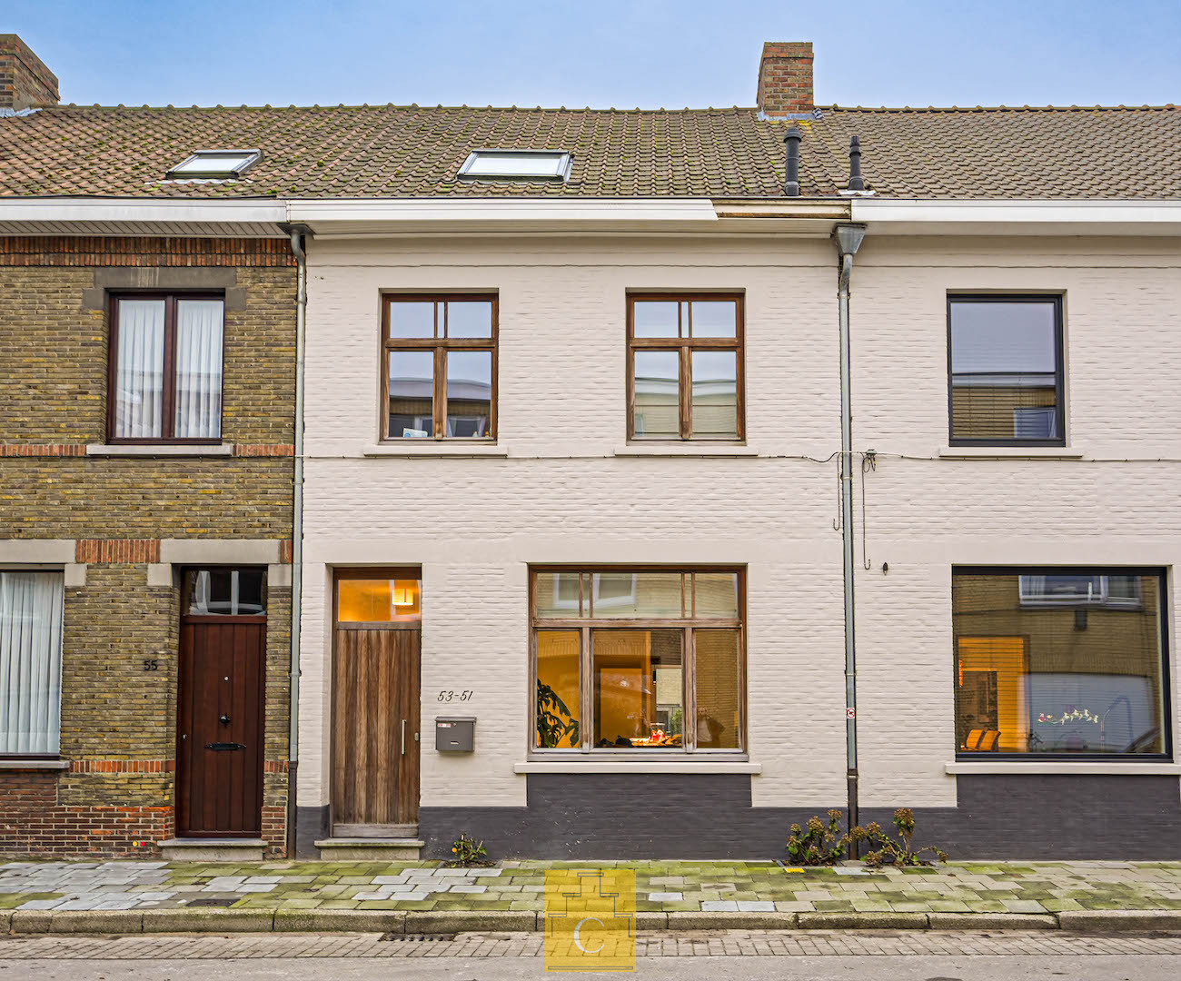 Compromis in opmaak - Knappe rijwoning met uitweg en overdekt terras
