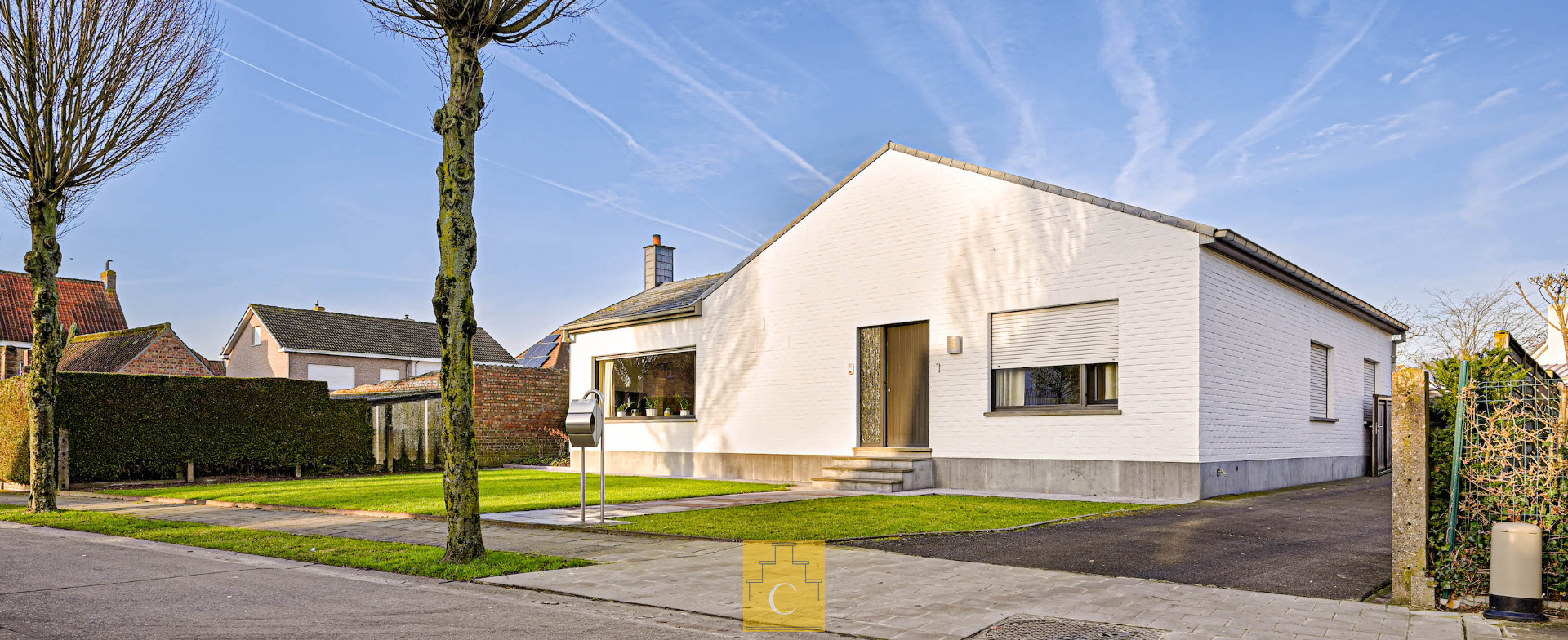 Perfect onderhouden alleenstaande woning met als troef een ruime garage/ bijgebouw.