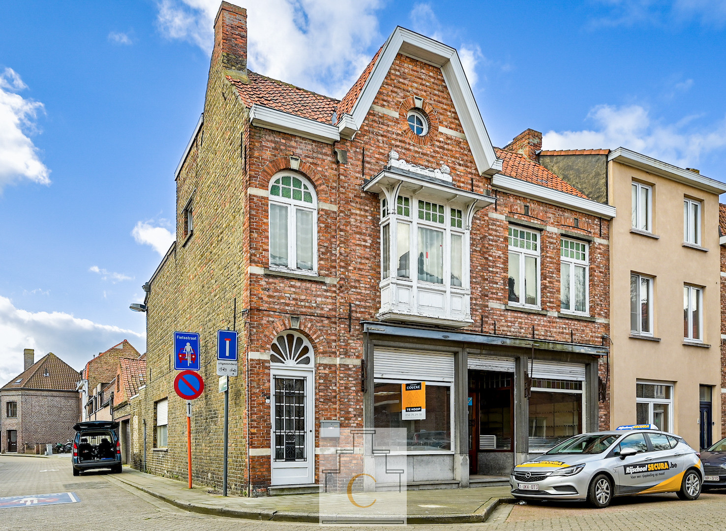 charmant hoekpand uit de jaren ’20 met 2 garages en zonnige terrastuin, heel mooie locatie vlakbij de Kruispoort en de molens
