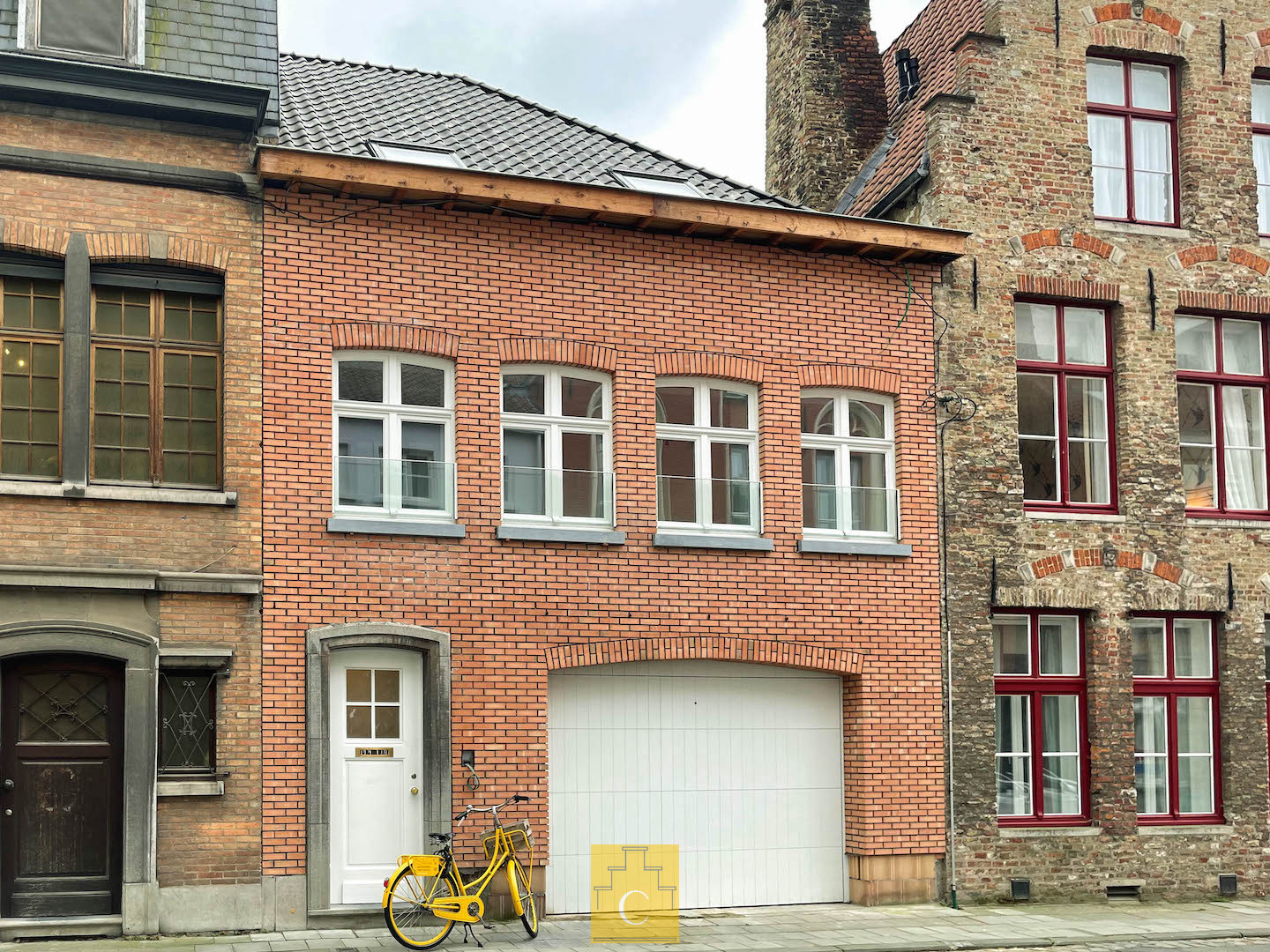 Nieuwbouw woning met groot zonneterras, zonnepanelen in volle centrum nabij Sint-Walburgakerk