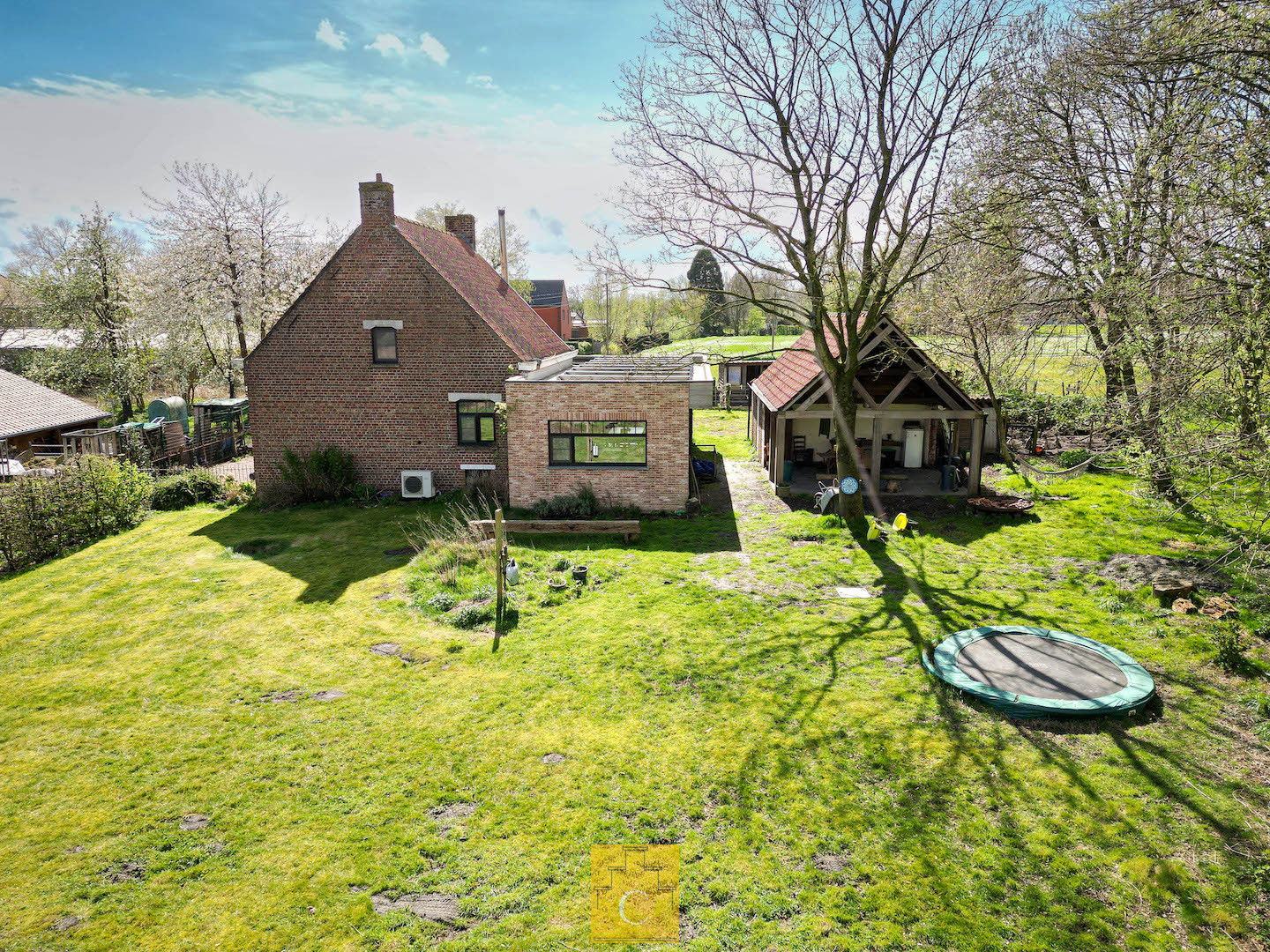 Landelijk gelegen woning met nieuwbouw uitbouw en ruim bijgebouw op 3721m2