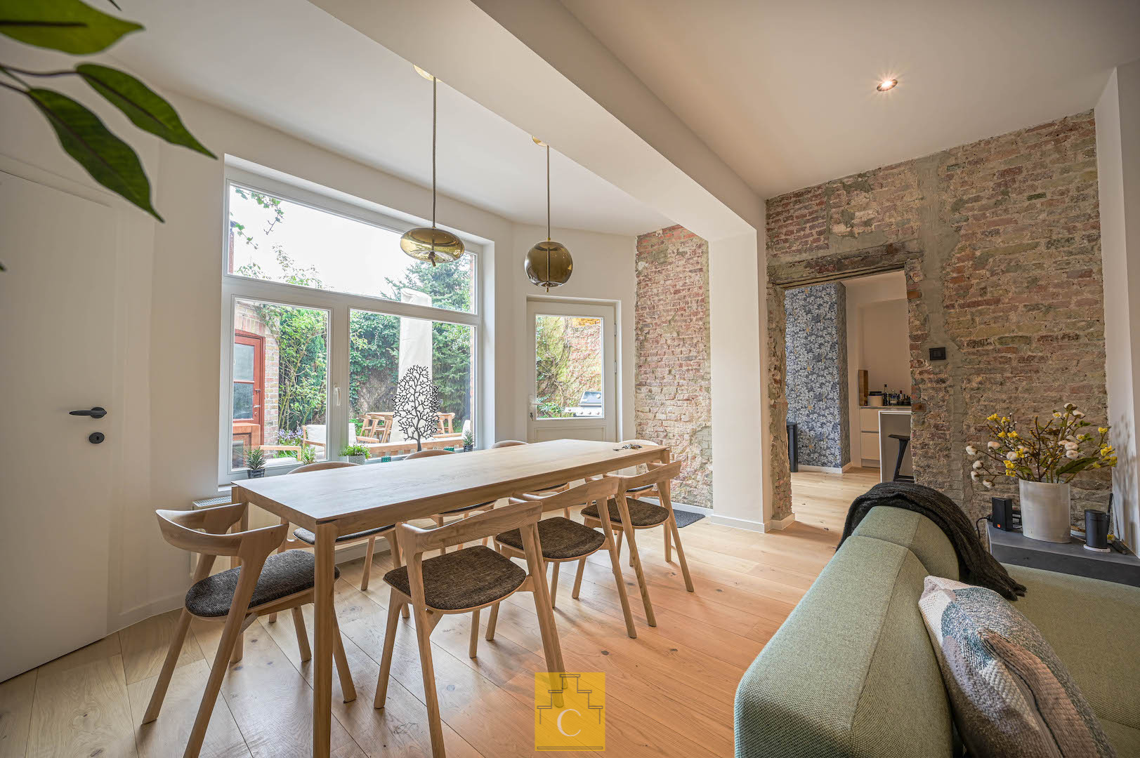 pas gerenoveerd breedhuis met grote garage en zonnige tuin, high-end afwerking, toplocatie tussen Astridpark en Coupure