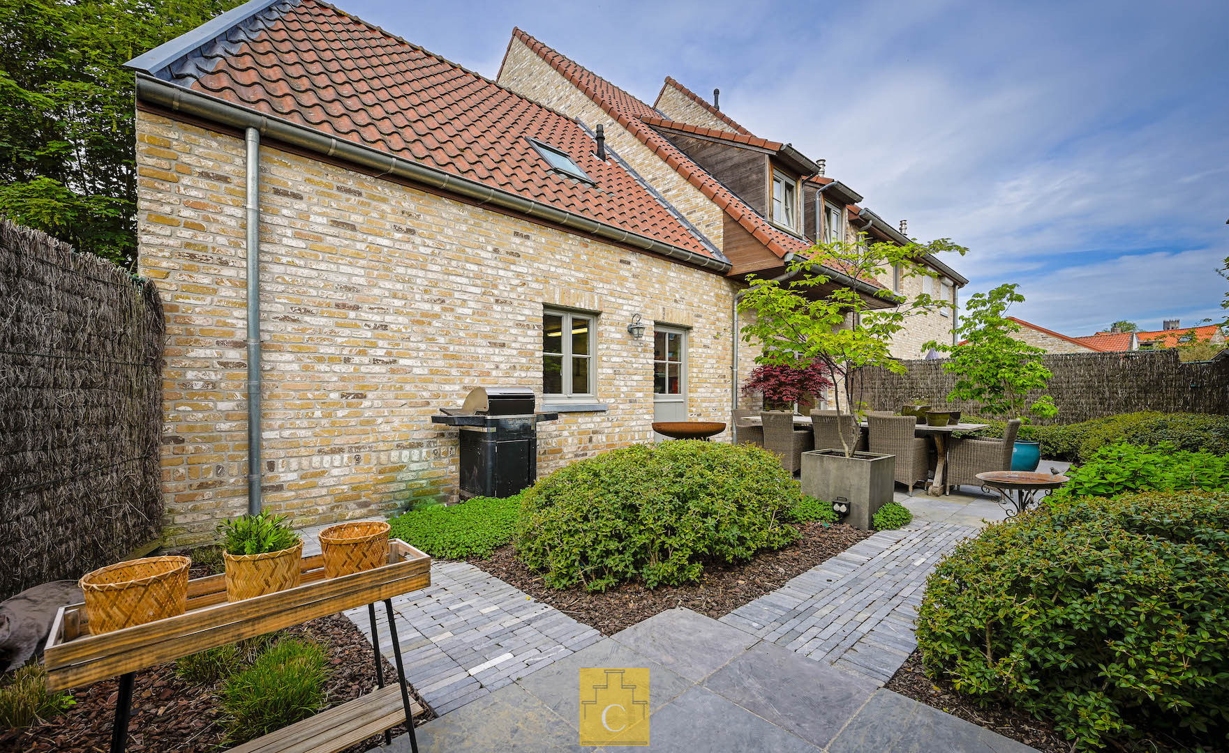 halfopen stadsvilla in pastoriestijl met grote garage en knappe tuin, heel rustige ligging nabij Katelijnestraat