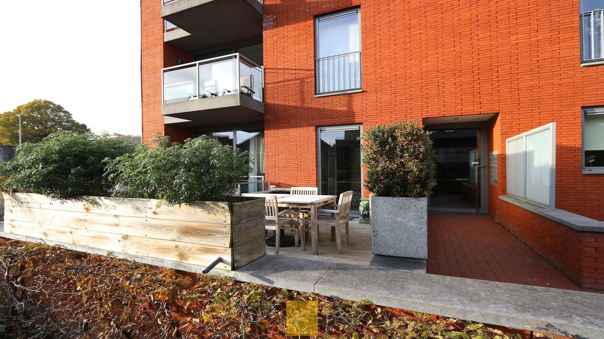 Compromis in opmaak - Trendy gelijkvloersappartement (circa 105 m2 - loftstijl) met groot zonneterras en autostandplaats– Kristus Koning,  prachtige ligging aan het water en de jachthaven