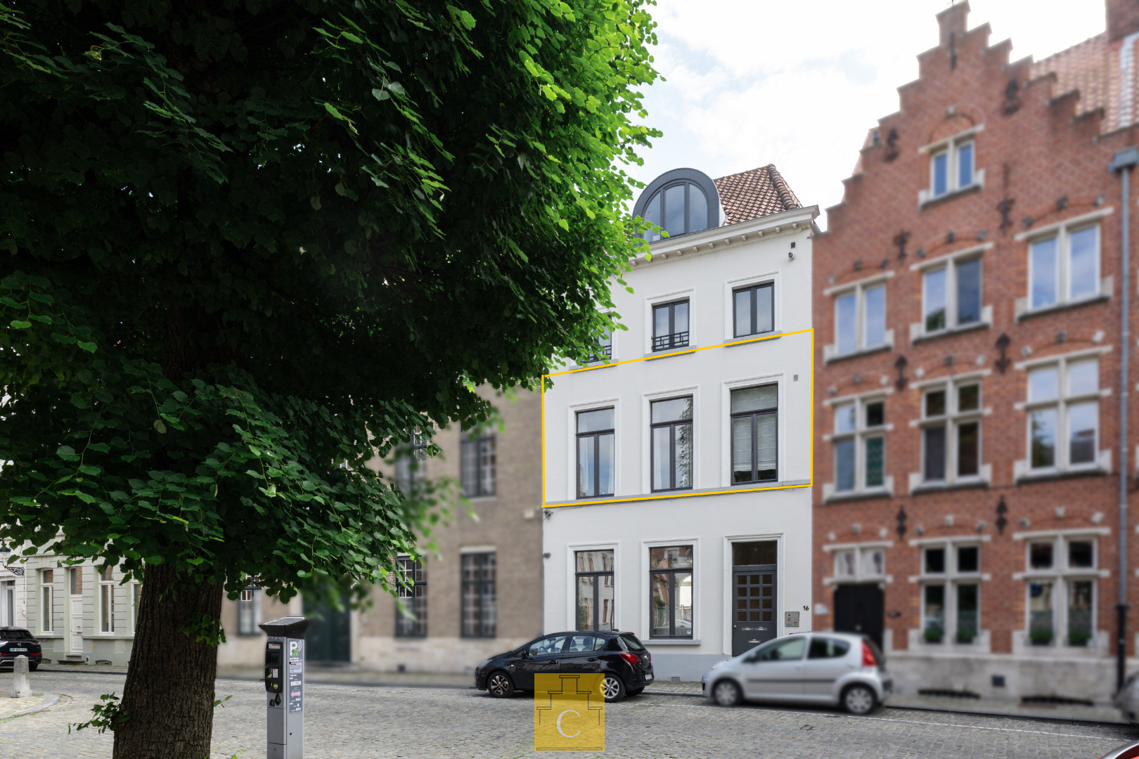 Appartement in herenhuis met groot terras, rustige ligging op idyllisch kerkplein