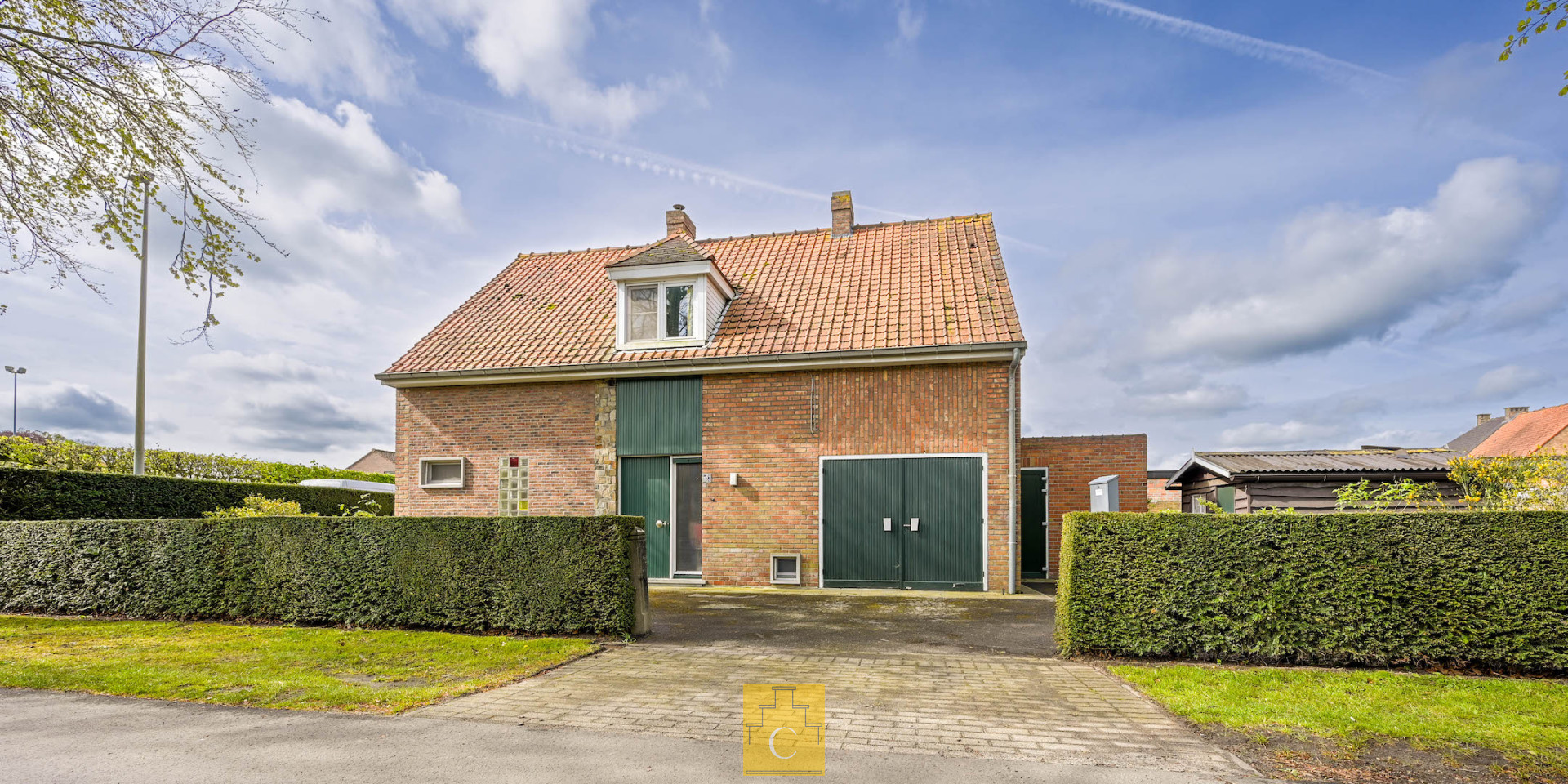 Verkocht onder voorwaarden- Solide alleenstaande woning met 4 slaapkamers en inpandige garage