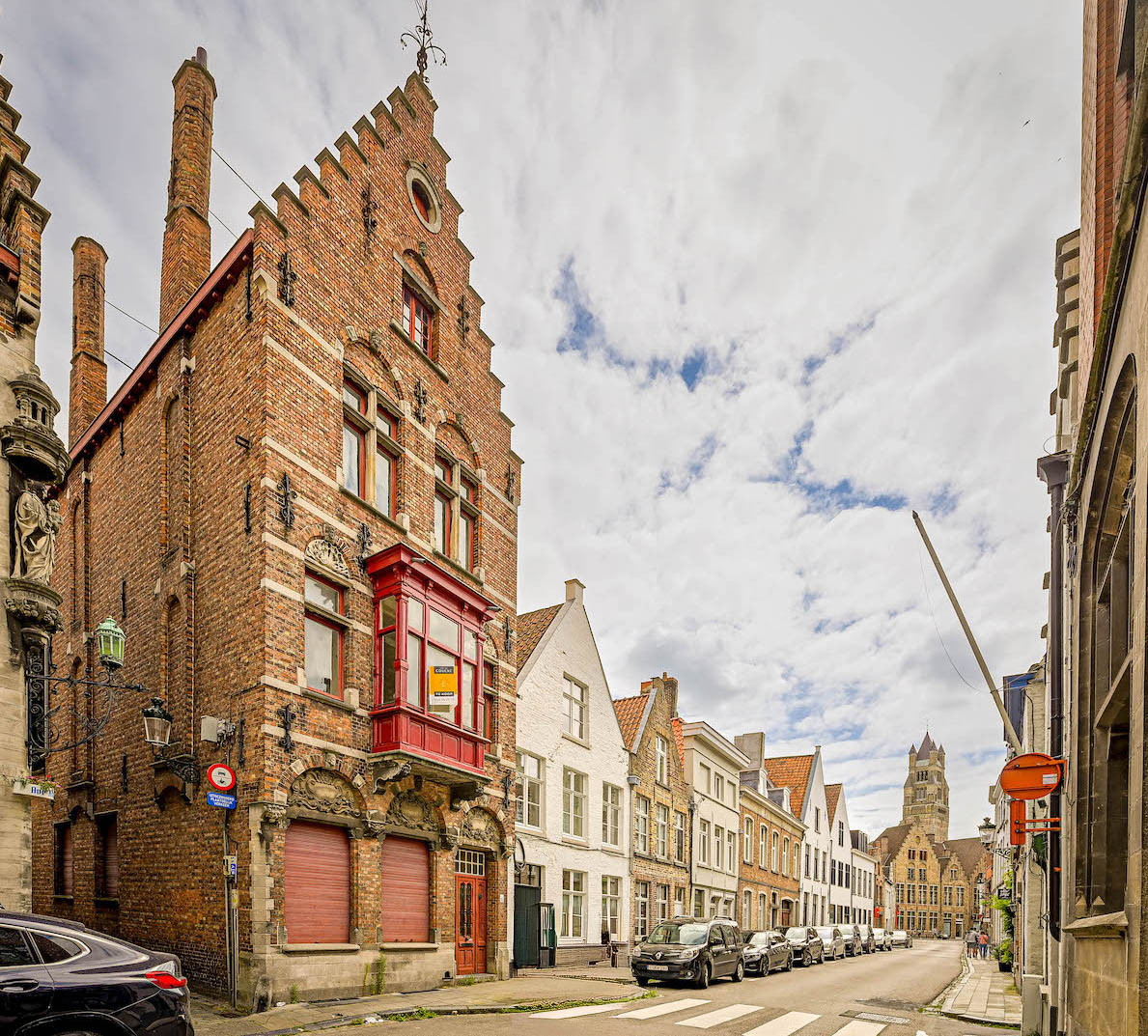 Karakterpand met stadstuin en fietsenpoortje, centrale ligging op een boogscheut van  ’t Zand en Sint-Salvatorskathedraal