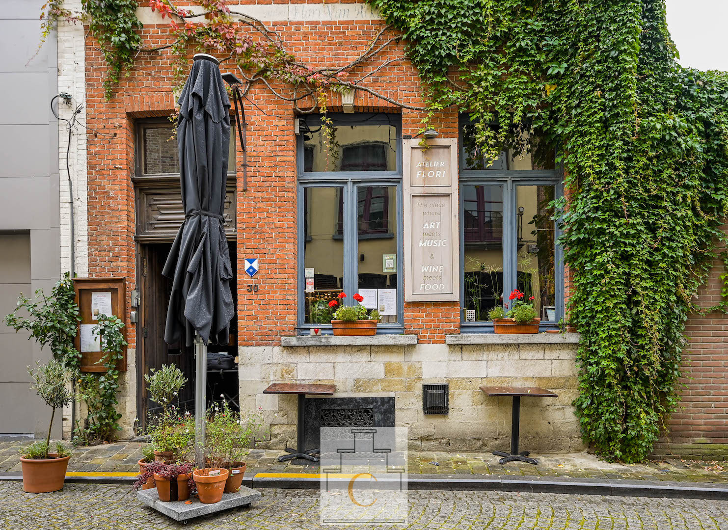 handelshuis met horecavergunning op een unieke locatie in de schaduw van Sint-Salvatorskathedraal - te huur als popup voor korte periode