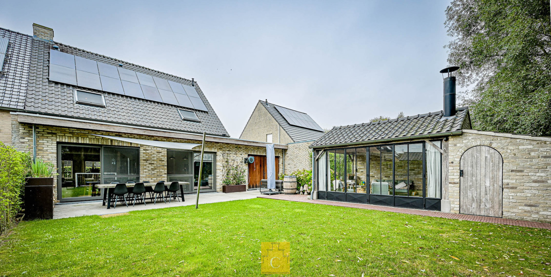 Recente energiezuinige woning in rustige straat met houten bijgebouw