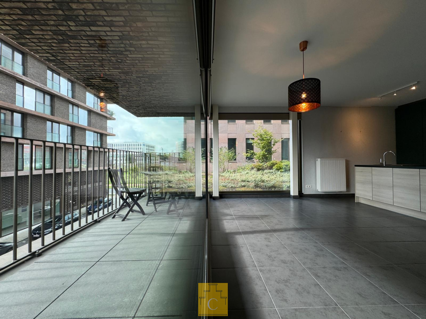 Recent appartement met autostandplaats en groot terras nabij Station Brugge