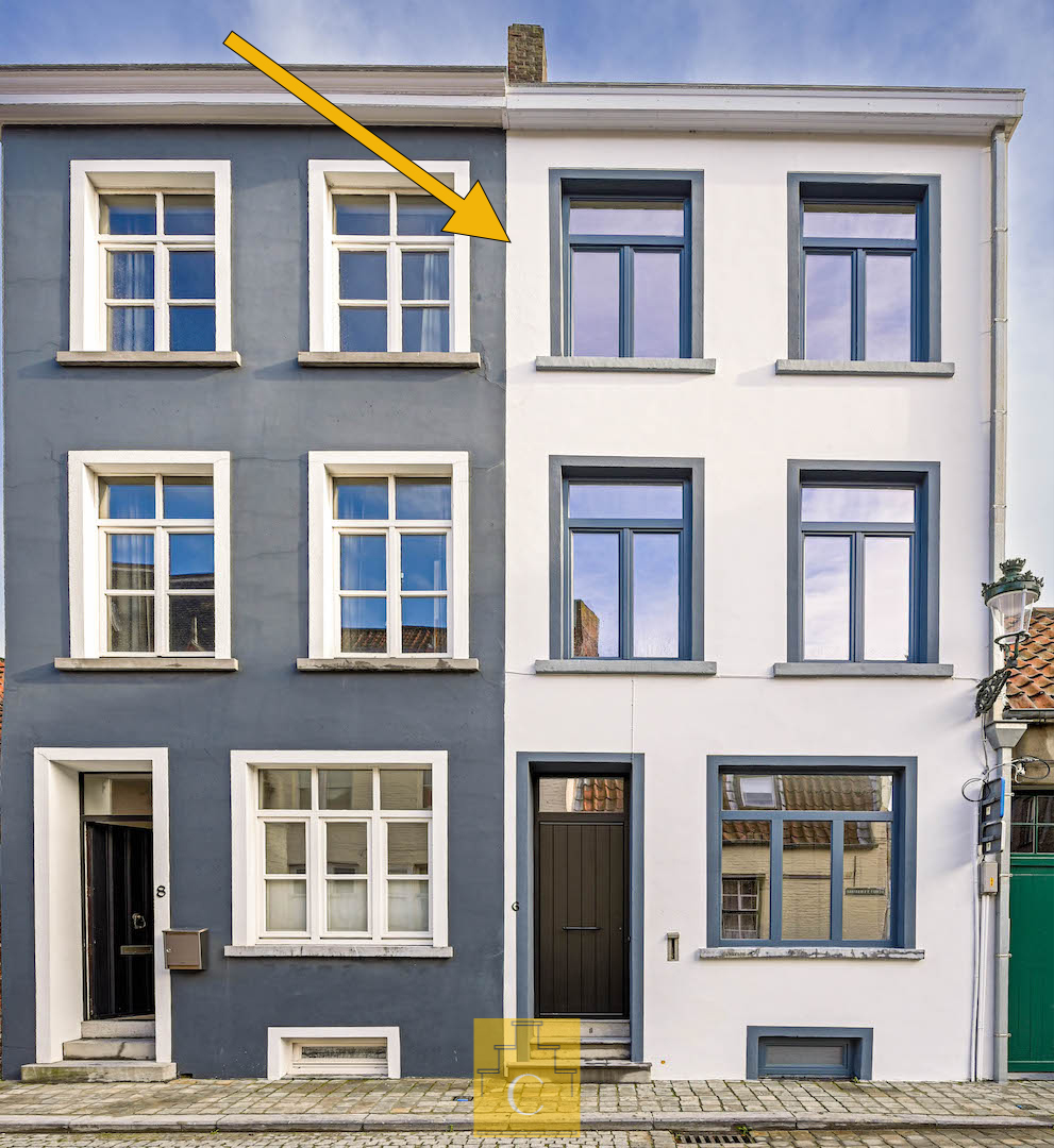 heel interessante, pas gerenoveerde ruime stadswoning met 4 slaapkamers en 3 badkamers op een stille locatie vlakbij het Karmelietenklooster