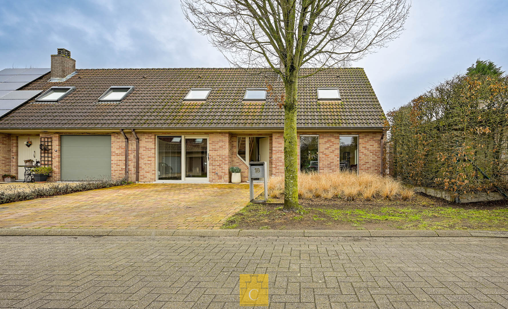Halfopen bebouwing op het einde van een doodlopende straat