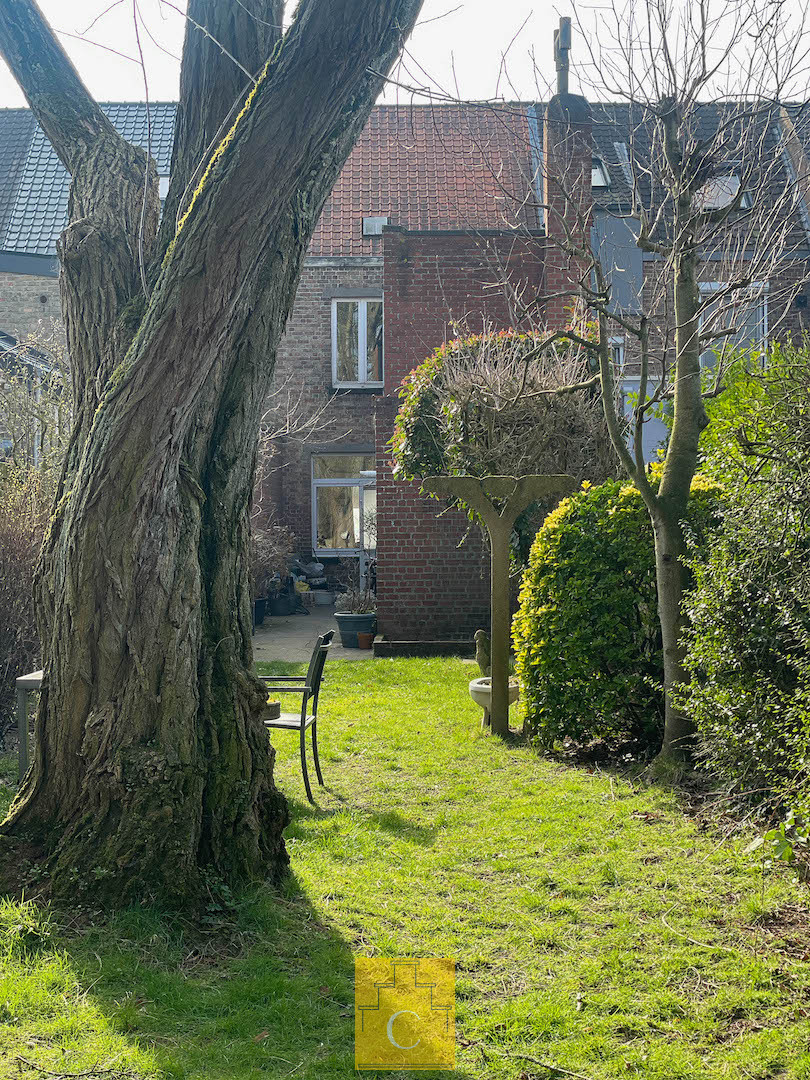 Charmante rijwoning met  diepe  zuidgerichte tuin – St Michiels (nabij Station)
