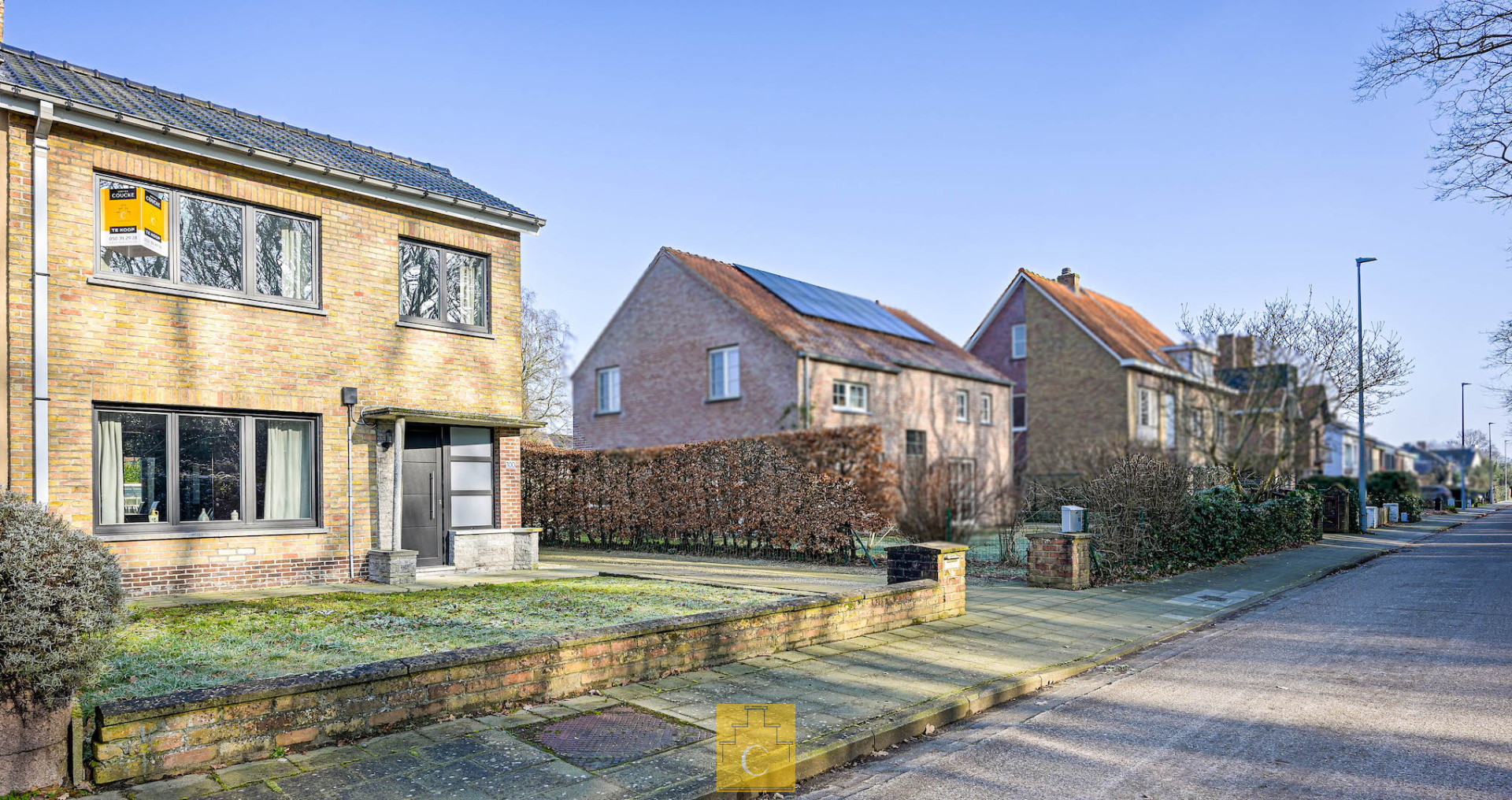 Halfopen bebouwing met grote tuin en prachtig uitzicht nabij Station