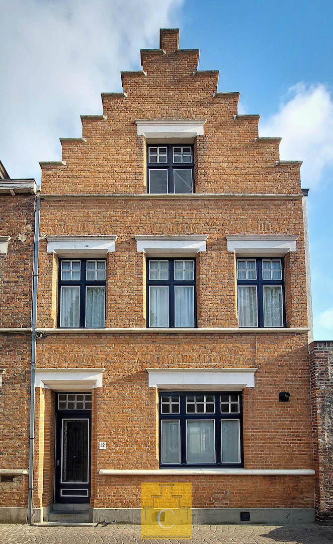 Karakterpand uit de late jaren ‘20 met zongerichte tuinpatio’s en authentiek achterhuis, onbetaalbaar uitzicht op een historische kloostertuin
