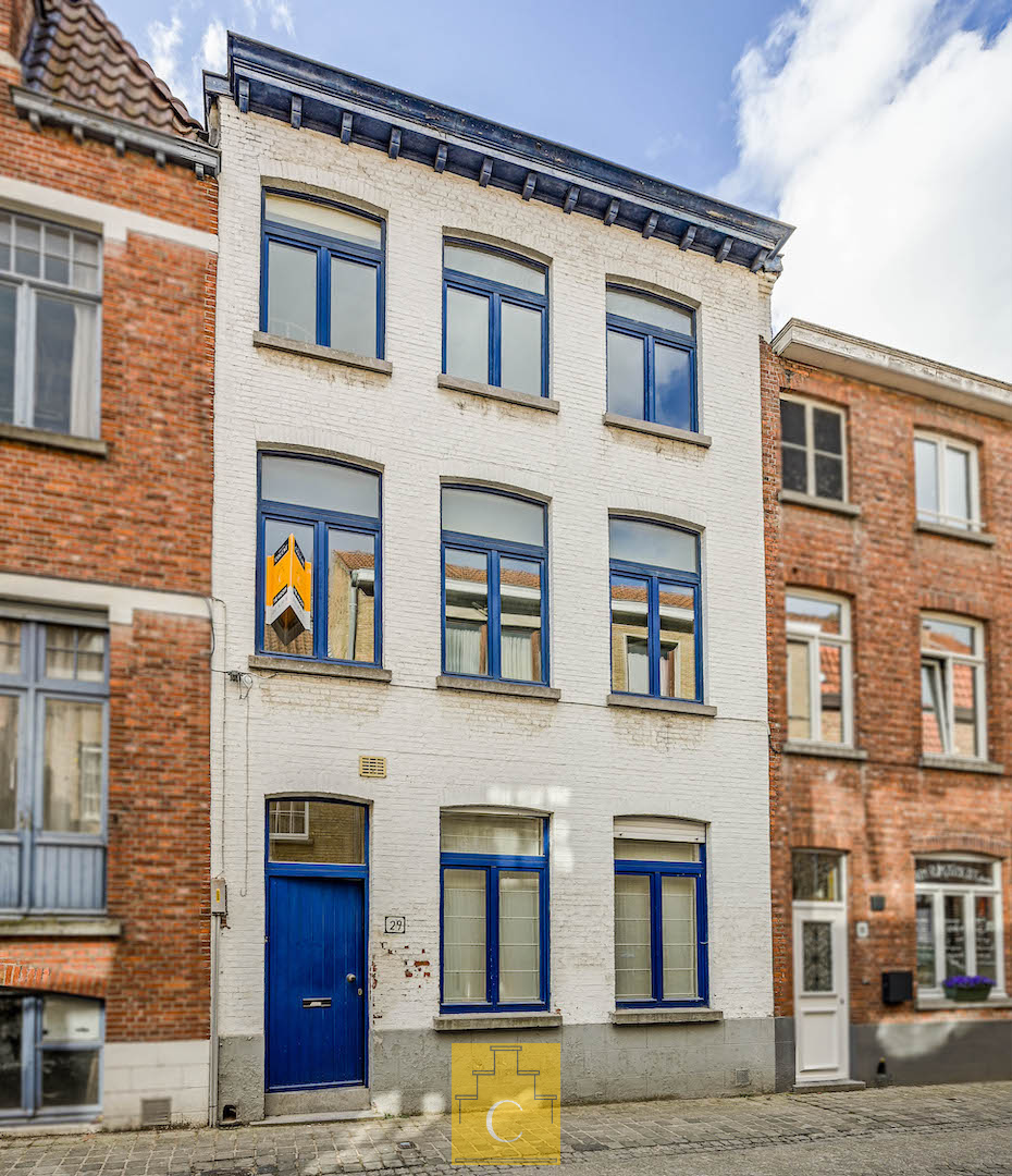 OPENDEURDAG  donderdag 28 augustus van 16u-19u Ruime stadswoning met terrastuin en garage nabij de Ezelstraat