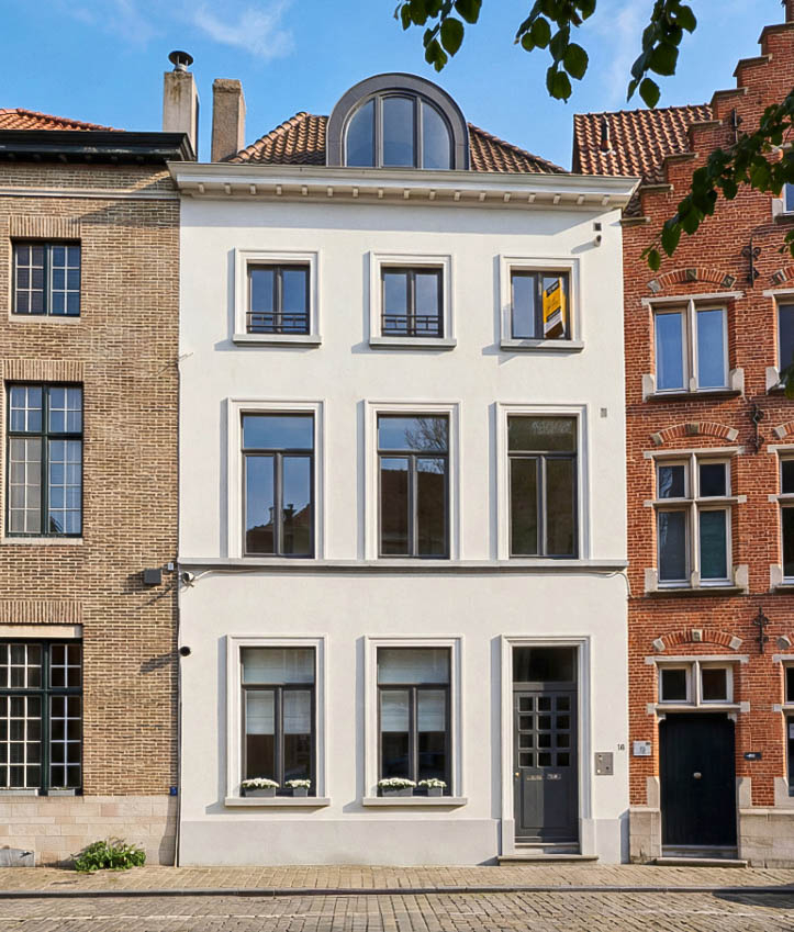 sfeervolle penthouse (139 m2) met zonneterras, schilderachtige gelegen rond de St Gilliskerk