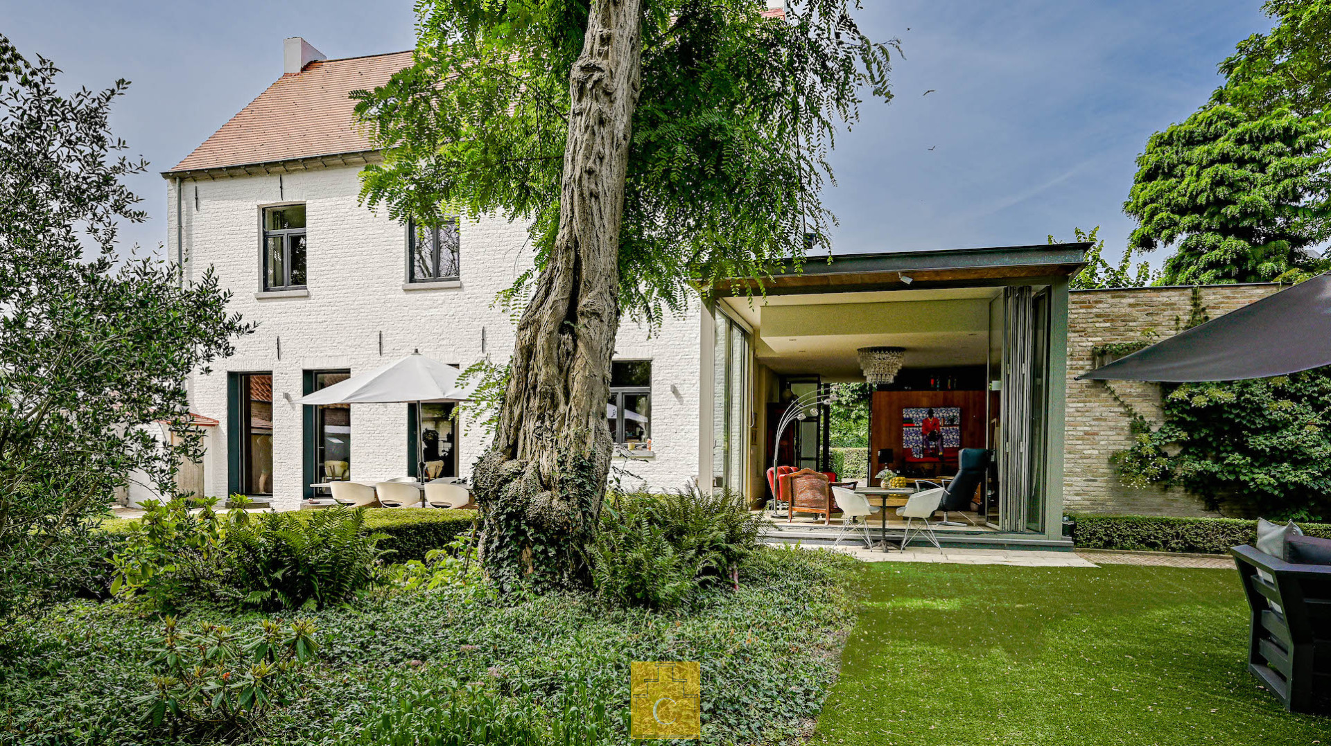 Een woning waar karakter en hedendaagse architectuur elkaar perfect aanvullen.