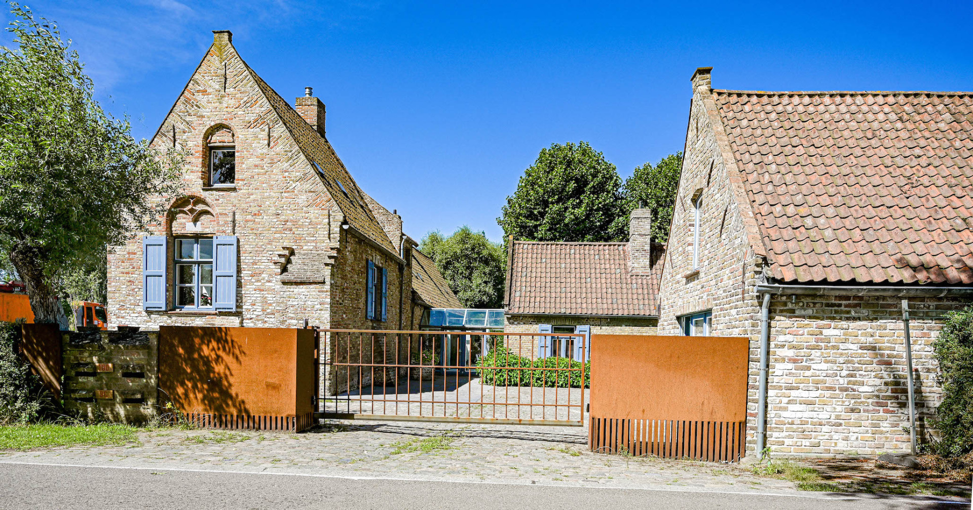 De Rozeblomme, 16e eeuwse abdijhoeve met vergunning voor luxueuse B & B in bijgebouw, circa 2,5 ha