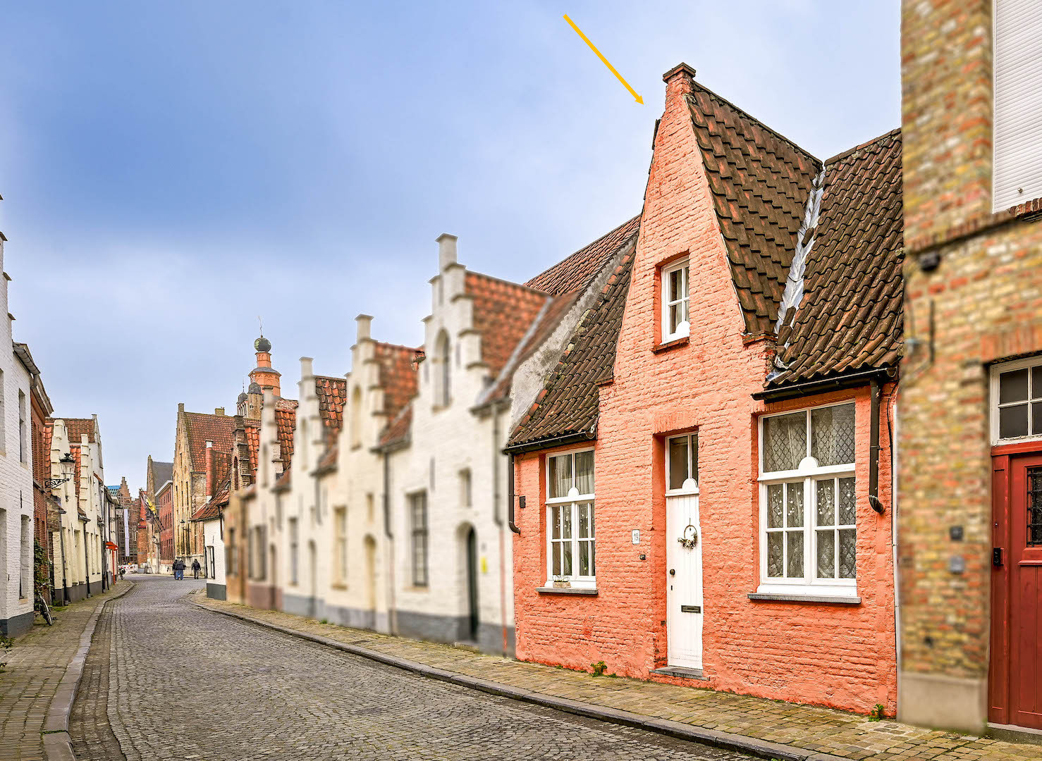 Brugs huis in de schaduw van Jeruzalemkerk, authentieke 16e-17e eeuwse gevel