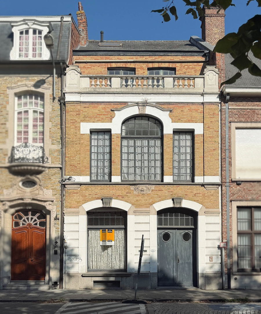 architecturale parel met zonnige stadstuin nabij de Ezelpoort