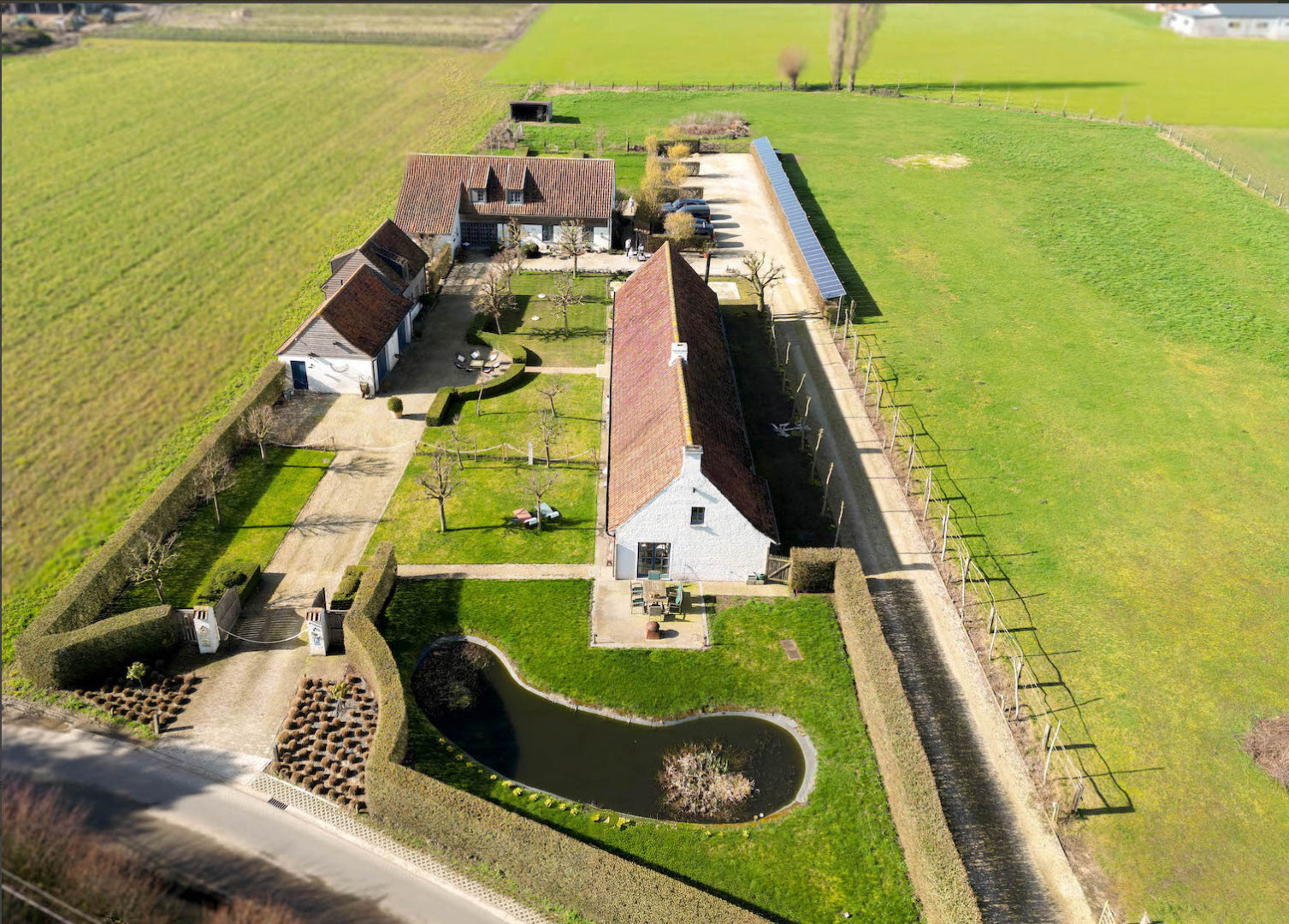Idyllisch gelegen landgoed, voormalige hoeve, met karakterwoning, vakantieverblijf/boutique B & B met 6 vergunde kamers, parking en weide op circa 1 ha