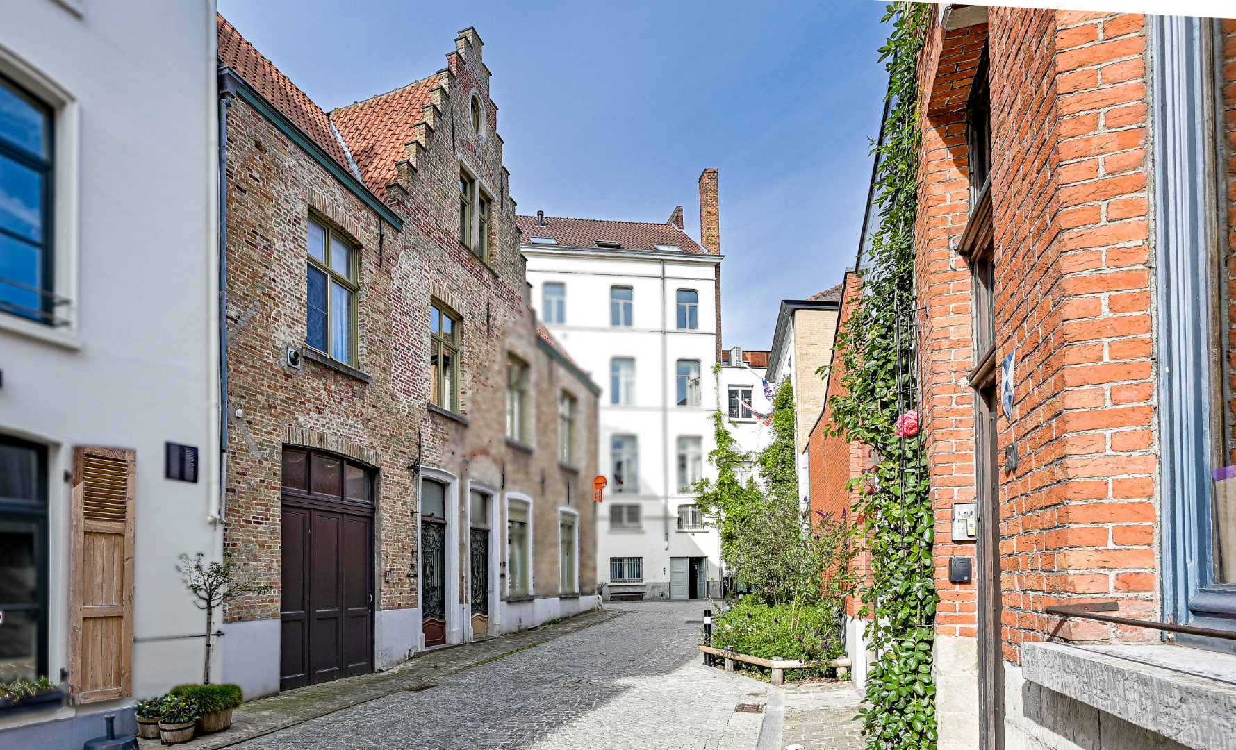 heel authentieke Brugse woning met kleine garage en 2 terrassen + vergunning voor gastenkamer