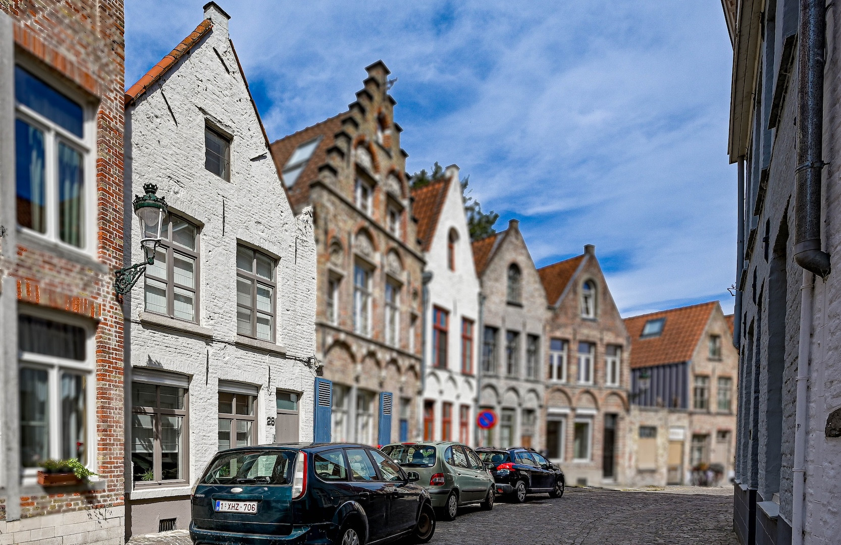 ruime stadswoning, eigentijds ingericht, met zonnige terrastuin op een heel stille centrale locatie