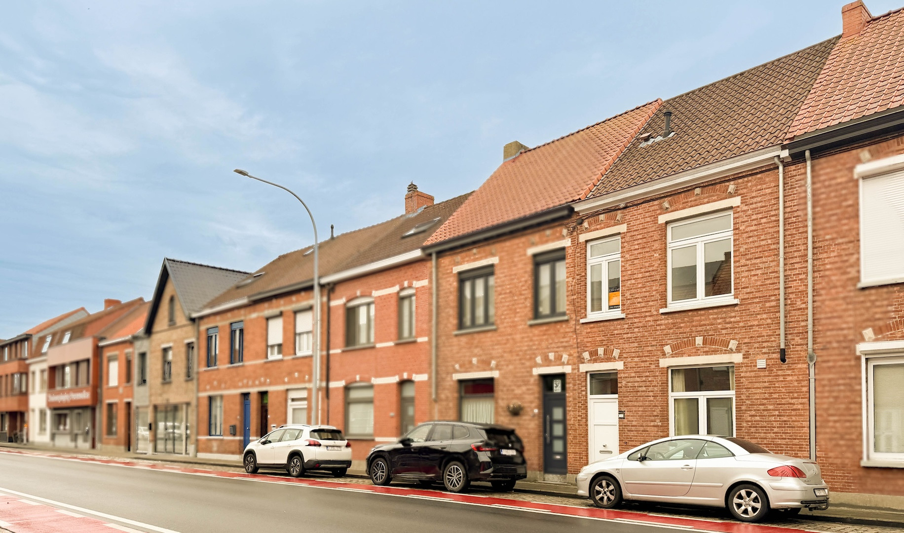 Gerenoveerde rijwoning met grote garage, terras en mooie tuin
