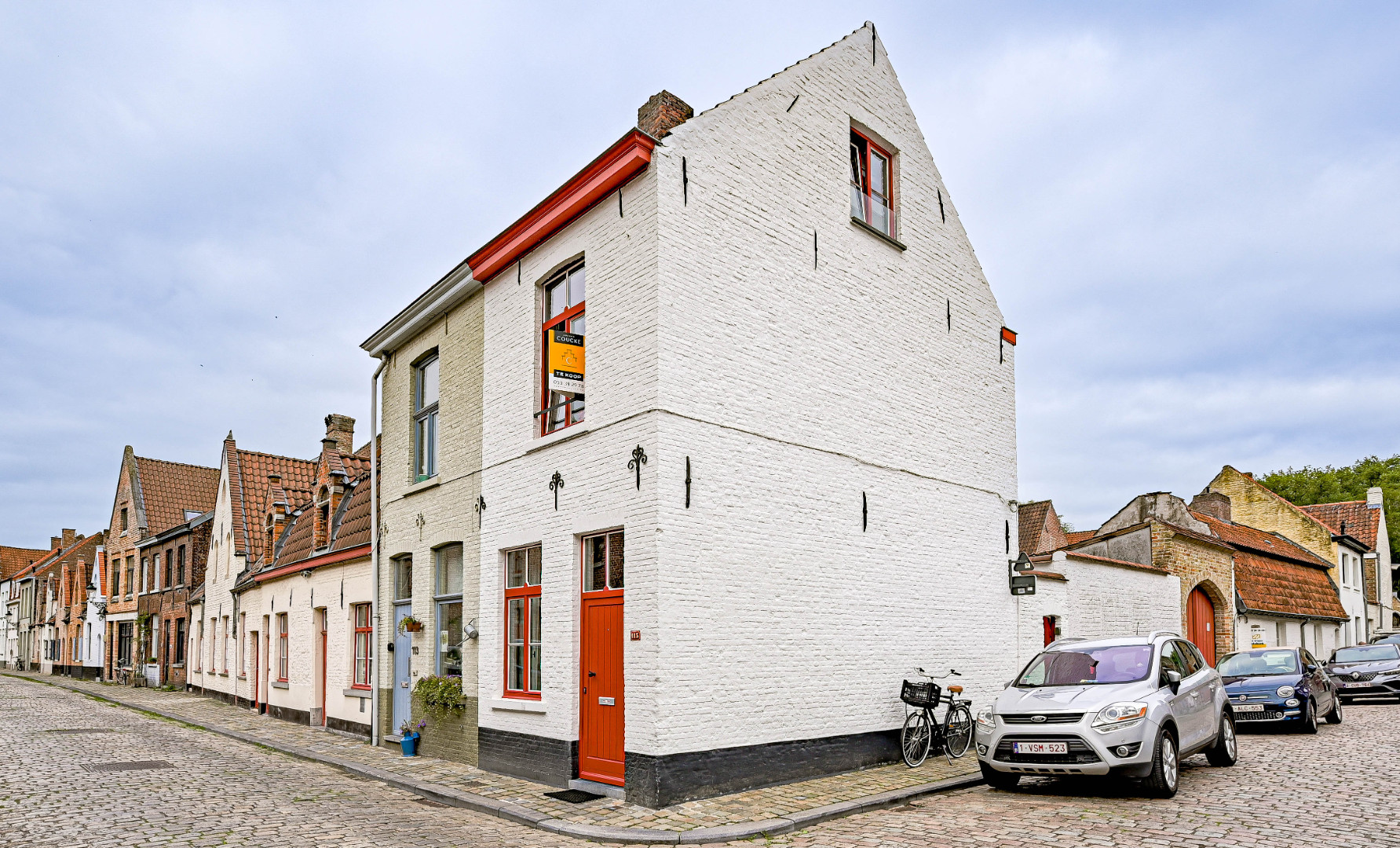 Karaktervolle hoekwoning met gezellige stadskoer