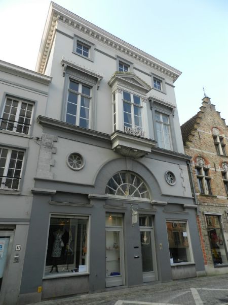 HANDELS- en HERENWONING in Empirestijl - onder de Kerktoren van St Jakobs