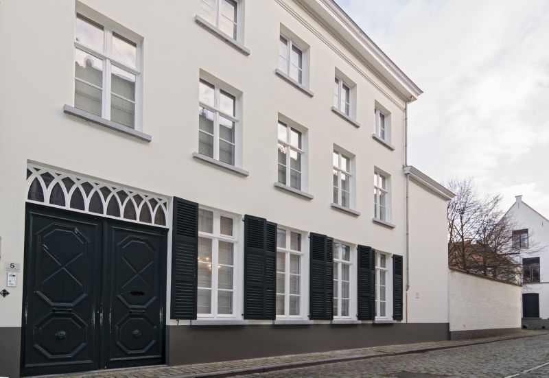 exclusief HERENHUIS met brede stadstuin, zwembad, dubbele garage en conciërgewoning/loft palend aan rei