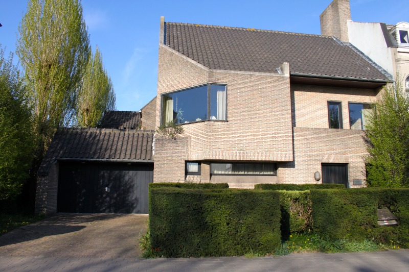 eigentijdse STADSVILLA - kantoren/vrij beroep (glv) - royaal wonen op de etages - grote garage en tuin -te Kristus Koning, vlakbij de Ezelpoort en binnenstad          