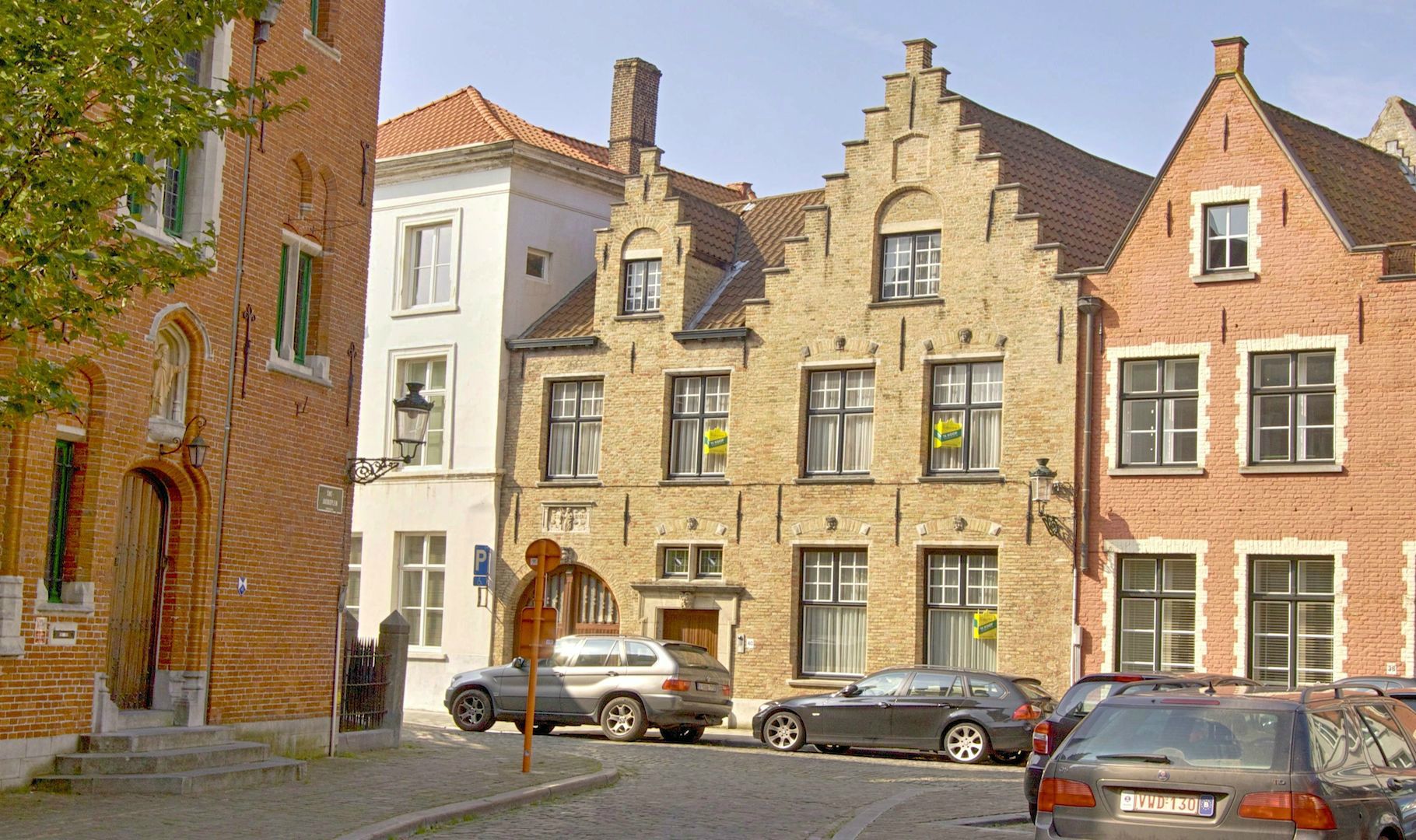 “HUYS ST JACOB” – 18e eeuwse MEESTERWONING op idyllisch Kerkplein – met binnenlift, garage en sublieme tuin aan de rei